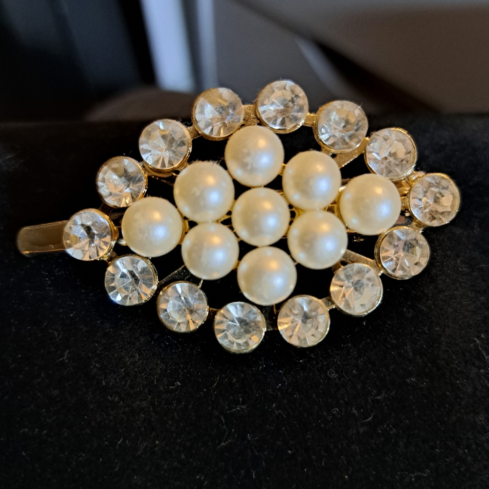 Elegant Gold and Cream Pearl Brooch
